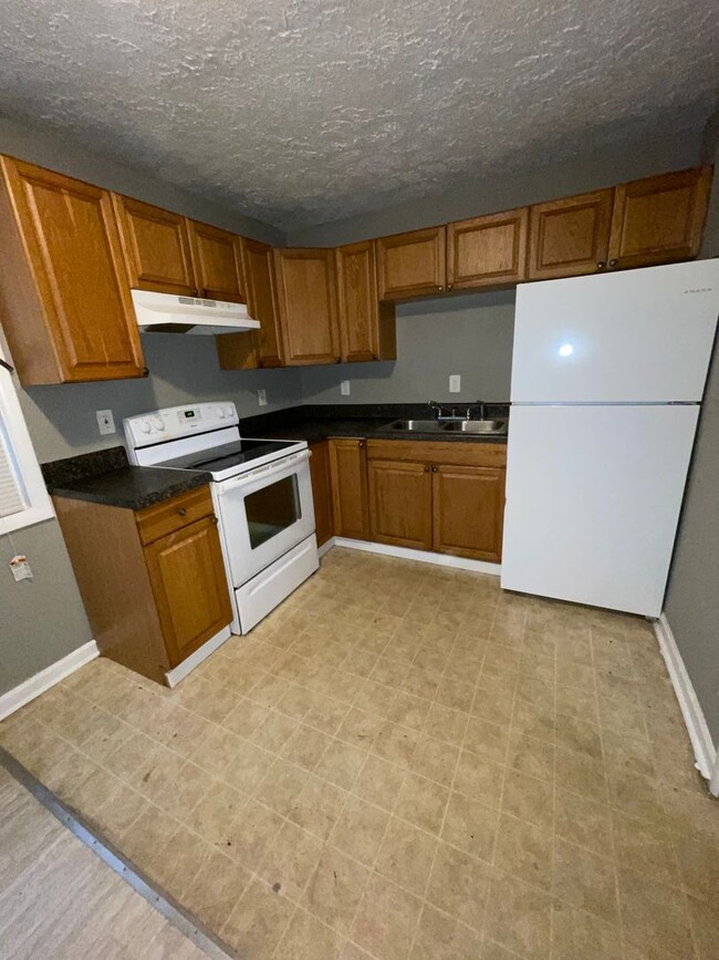 Building Photo - Beautiful 2 bedrooms 1 bathroom unit, read...