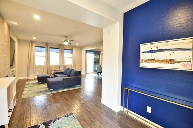 Foto del edificio - Gorgeous 3bed / 2.5bath home located in Tuscany!