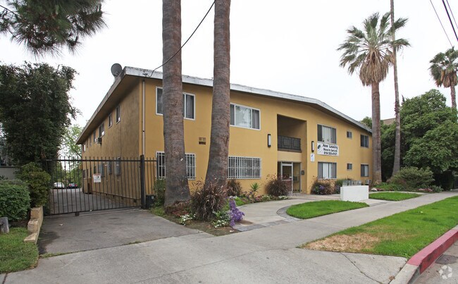Foto principal - 5140 Coldwater Canyon Ave