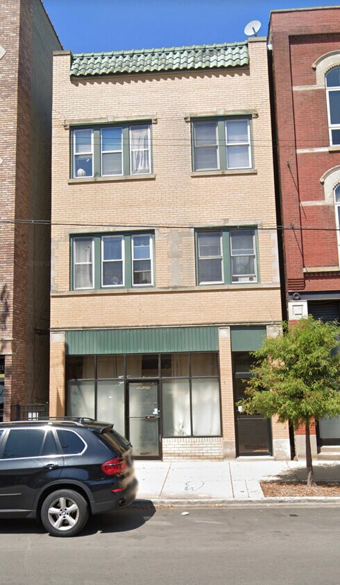 Foto principal - 2042 W Chicago Ave