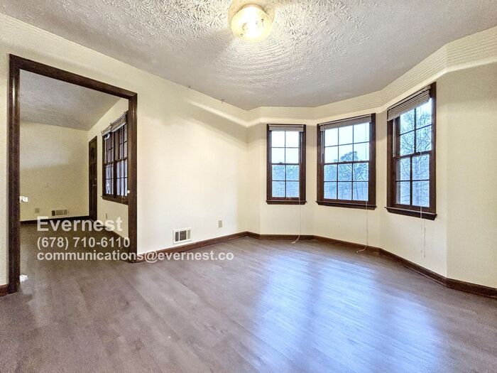 Foto principal - Charming 3-Bedroom Home with Deck and Gara...