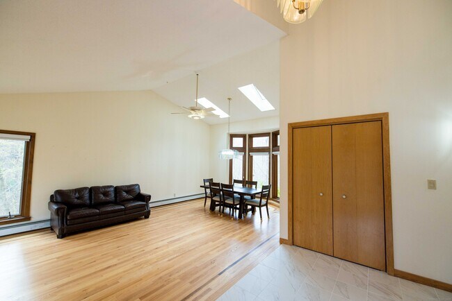 Foto del edificio - 18 Clifford Ave