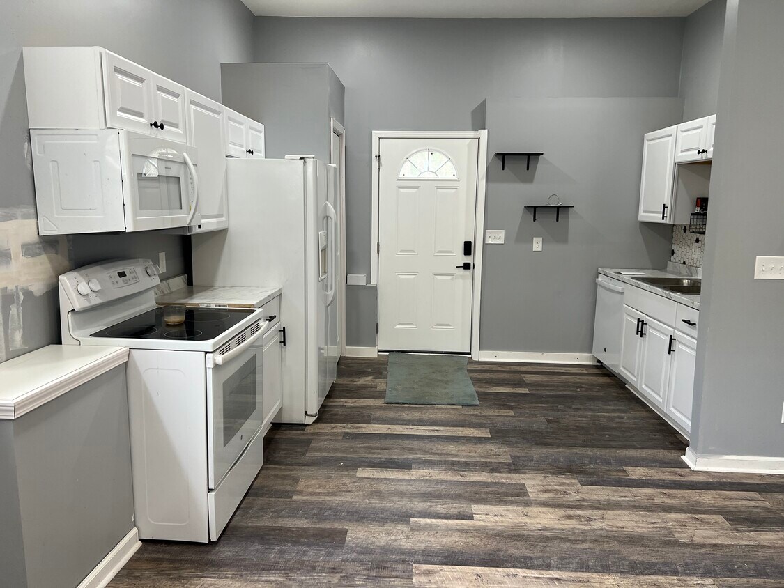 Kitchen/Entry - 3360 Linda Dr