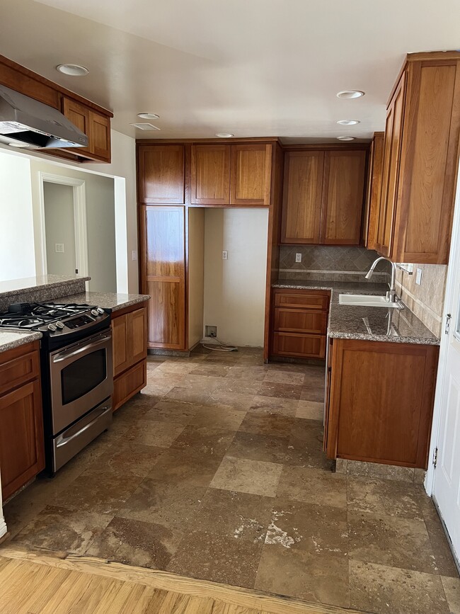 Building Photo - 1046 W 187th Pl