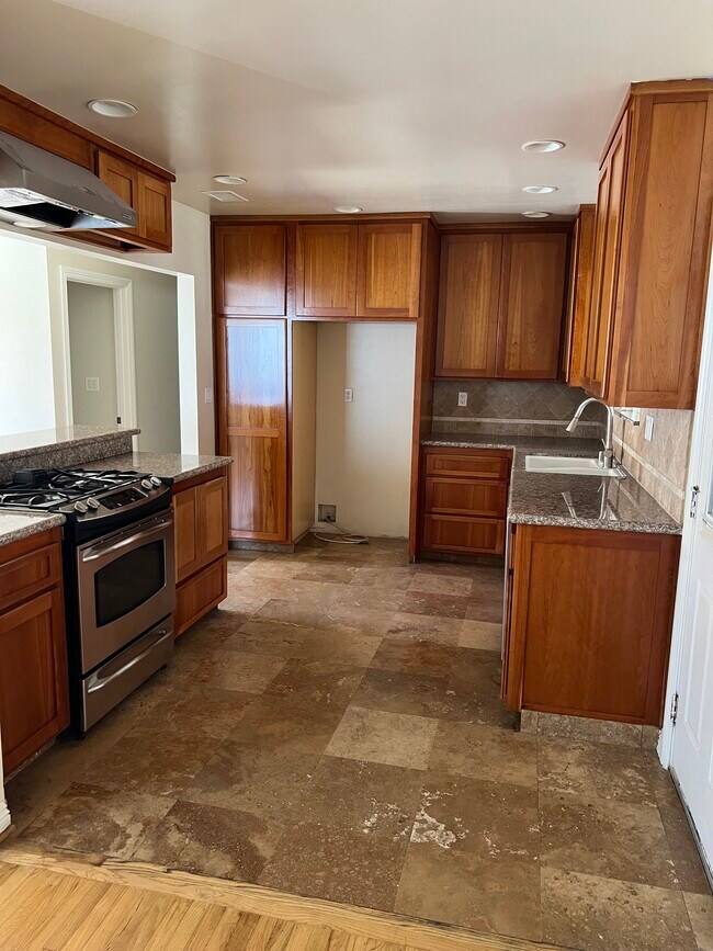 Foto del edificio - 1046 W 187th Pl