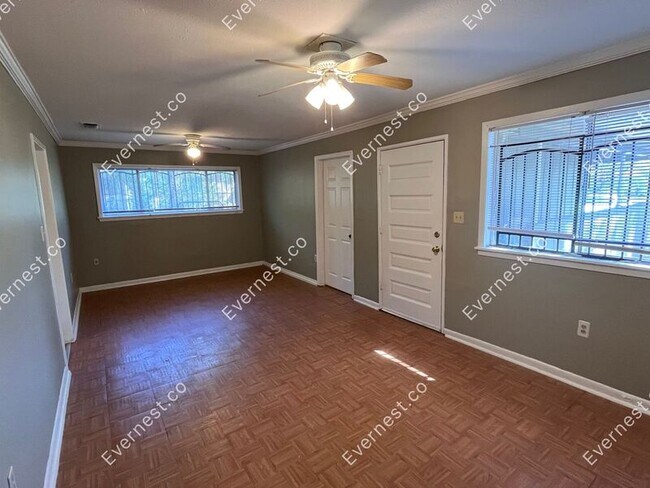 Foto del edificio - 325 Queen Catherine Ln