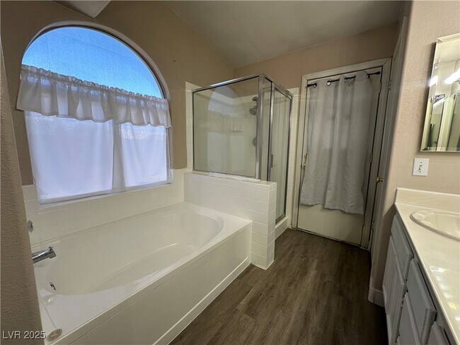 Foto del edificio - 1616 Watercreek Dr