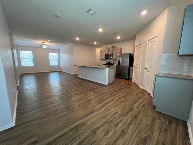 Building Photo - 132 Vintage Dr