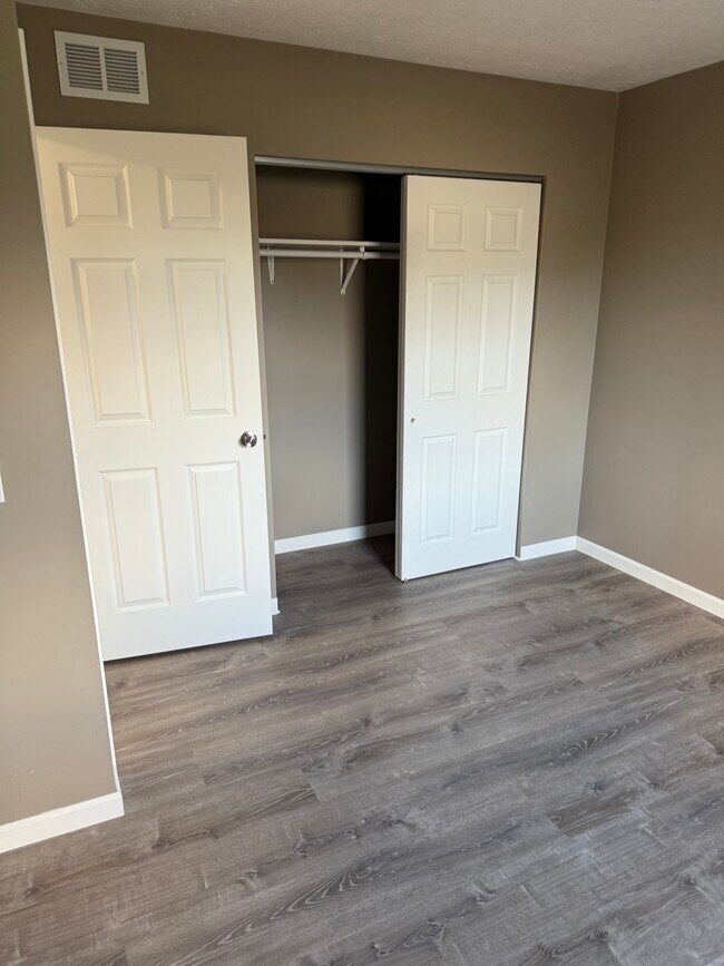 Foto del edificio - 1881 Lakeview Dr