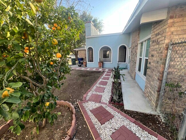 Foto del edificio - 312 Candlewood Rd