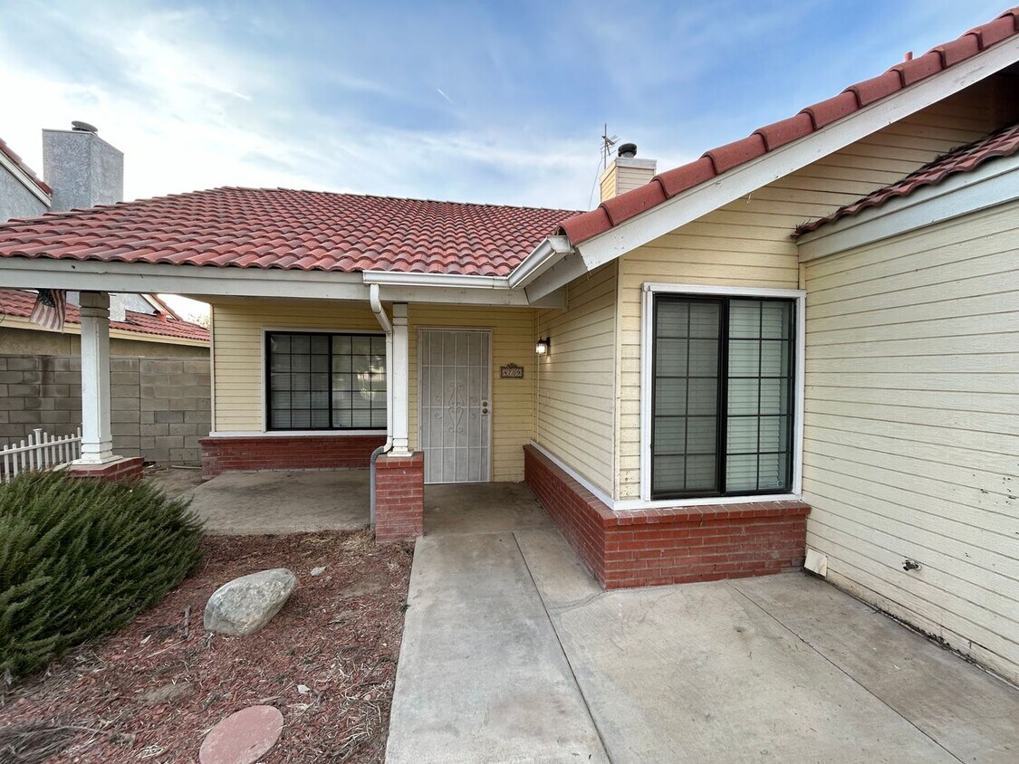 Adorable 3 Bed/2 Bath Home in SW Bakersfield House Rental in