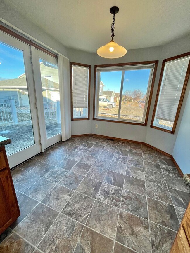 Foto del edificio - Spacious 4 Bed/3 Bath Twinhome in Brandon!