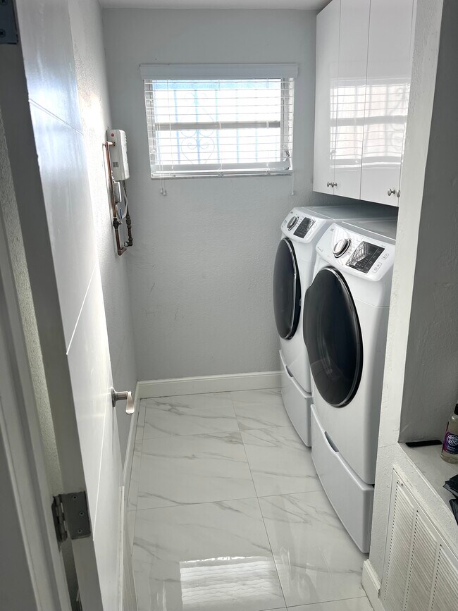 Foto del edificio - 1045 W 31st St