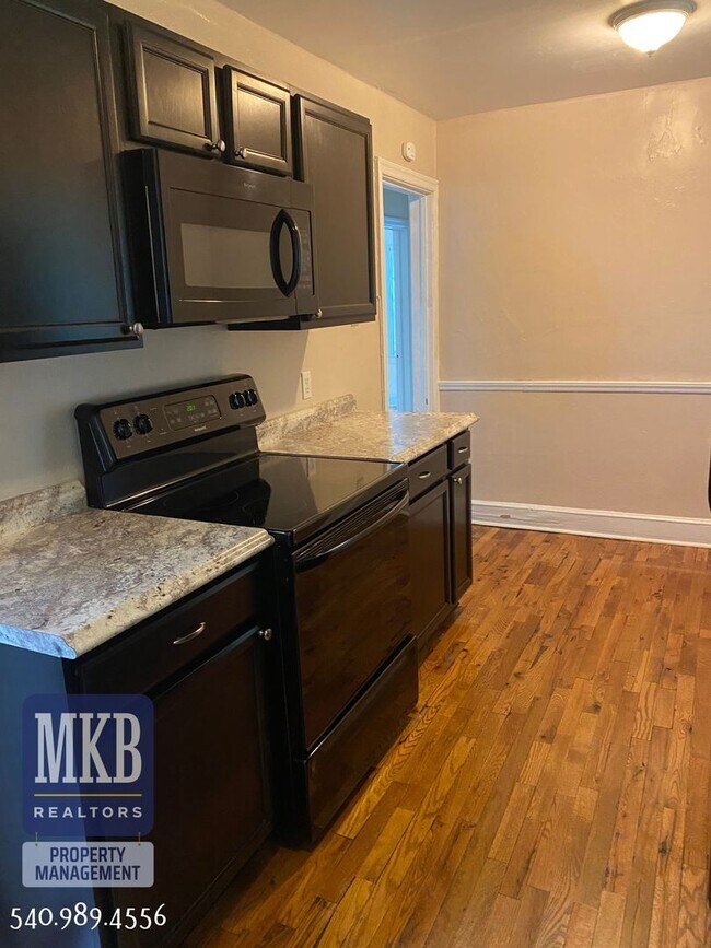 Building Photo - 3 Bedroom, 1 1/2 Bath Cape Cod
