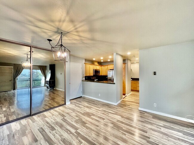 Building Photo - Beautiful 1B/1BA w/ Reserved Parking and P...