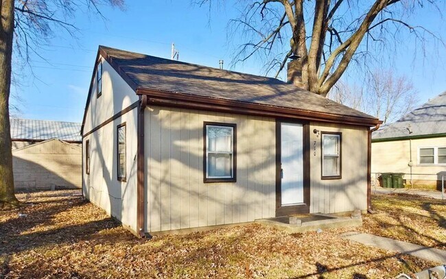 Building Photo - 710 E Park St