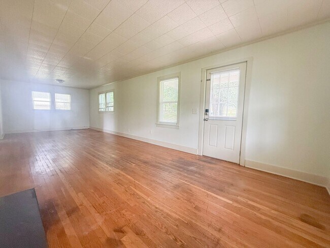 Foto del edificio - Charming 3-Bedroom Home in the Heart of Monterey with Large Yard & Garage