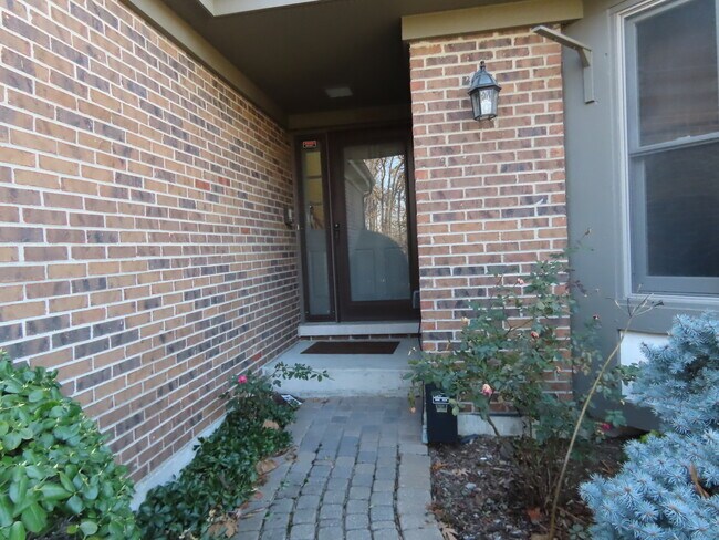 Foto del edificio - 14444 Lake Ridge Rd