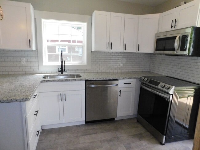 Building Photo - Newly Renovated 2 bed 1 bath cottage