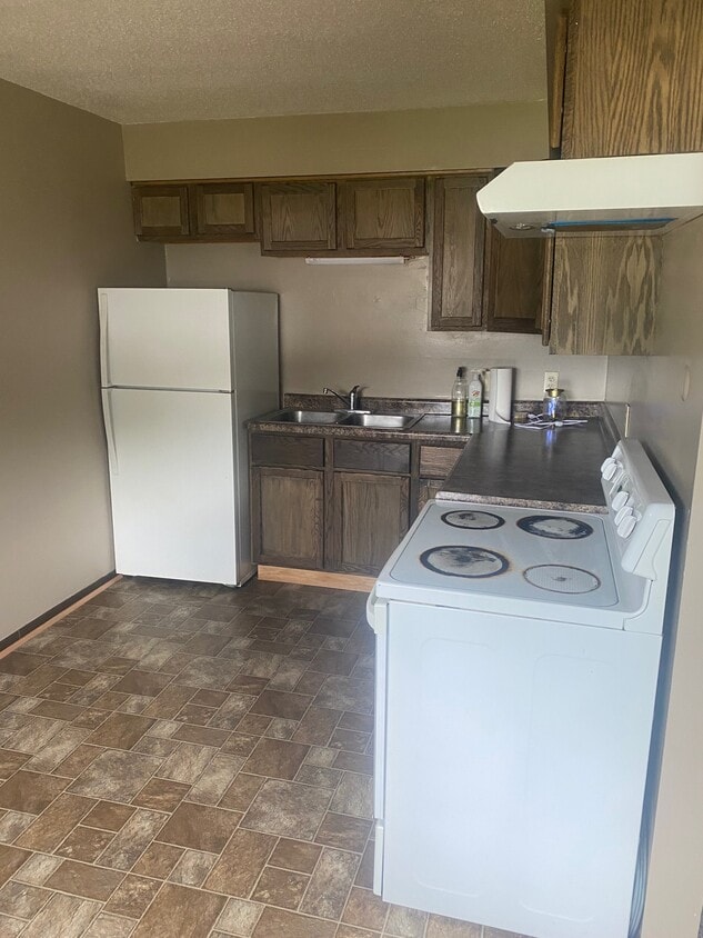 Kitchen - 3023 N Michigan Ave