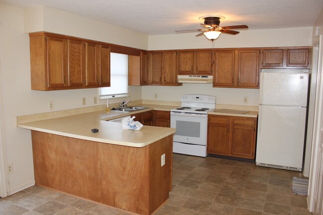 Building Photo - 2 Bedroom, 1 Bath Duplex with Garage