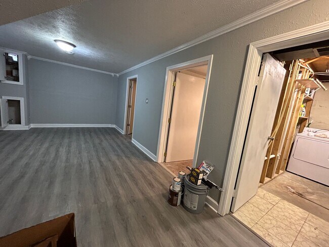 Building Photo - 3 bed, 2 bathroom home