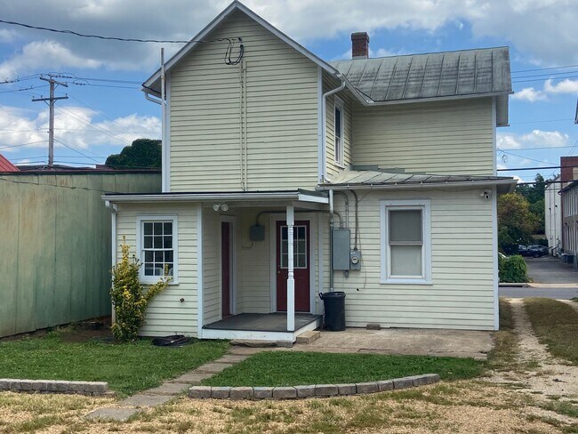 Building Photo - 306 S East St