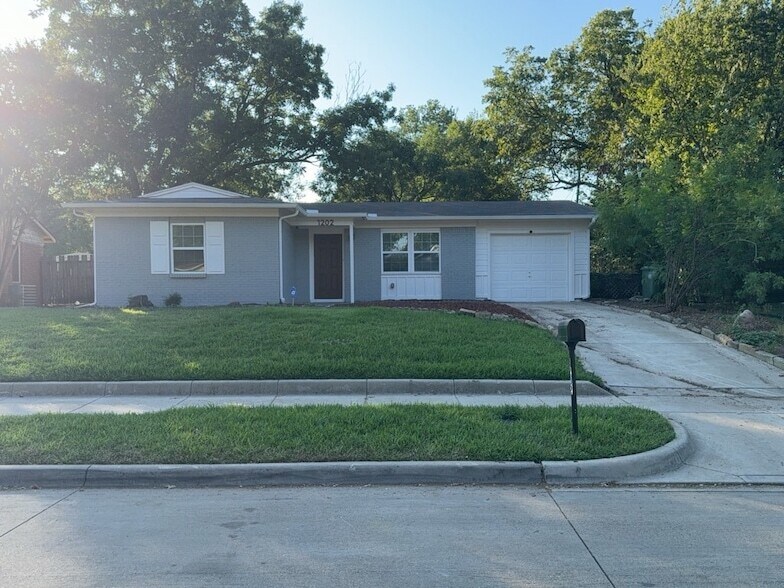 Primary Photo - 1202 Valley View Dr