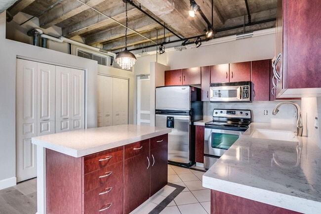 Building Photo - 114 W Adams St