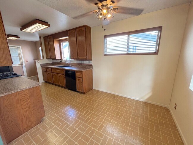 Foto del edificio - 3 bedroom home in Lakewood available now