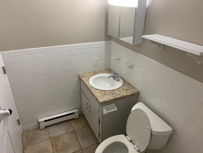 Baño completo en el pasillo - 1265 Woodmere Rd