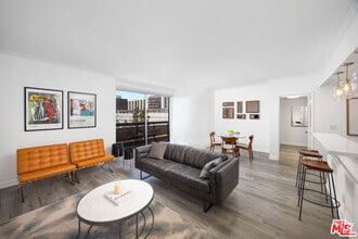 Building Photo - 321 S San Vicente Blvd