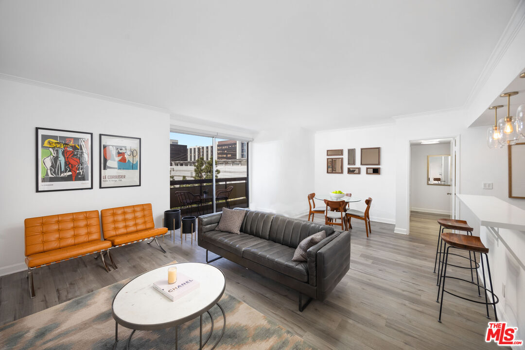 Primary Photo - 321 S San Vicente Blvd