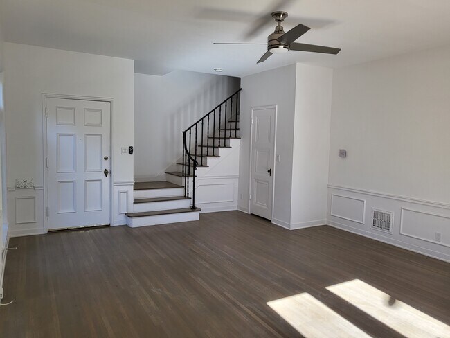Building Photo - 1407 N Laurel Ave