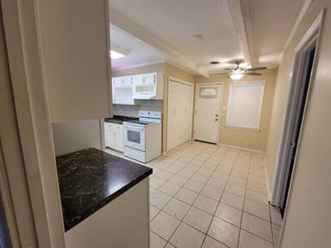 Foto del edificio - Located Across from Vaughn Road Elementary...