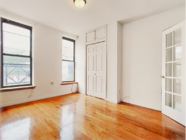 Foto principal - 214 East 10th Street