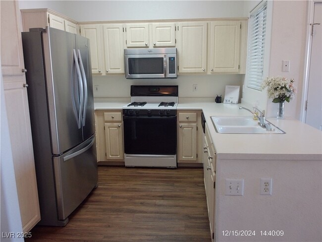 Building Photo - 855 N Stephanie St