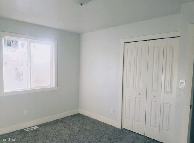 Building Photo - Room for Rent, 1 bath Duplex - 613 North 1...