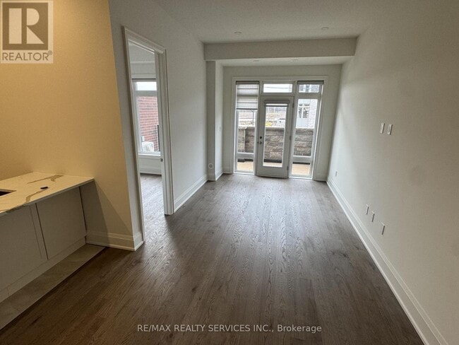 Photo du bâtiment - 3299 Taha Gdns