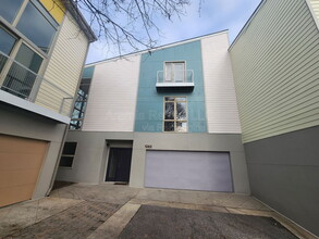 Building Photo - 1282 MacKintosh pknw