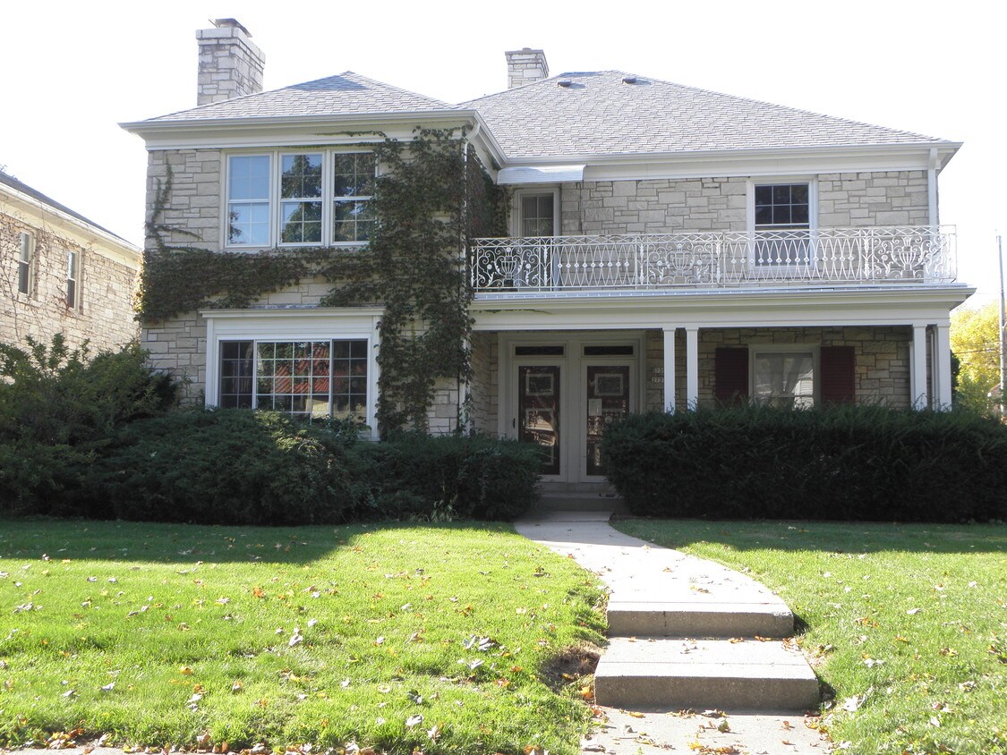 Front entrance - 2737 N Avondale Blvd
