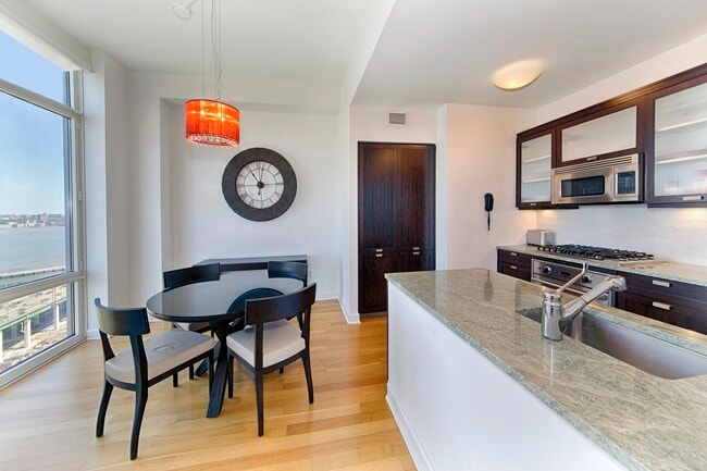Building Photo - 2bed+3bath -1450sqft in UWS Full Service