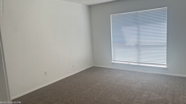 Foto del edificio - 7221 W Cleburne Rd
