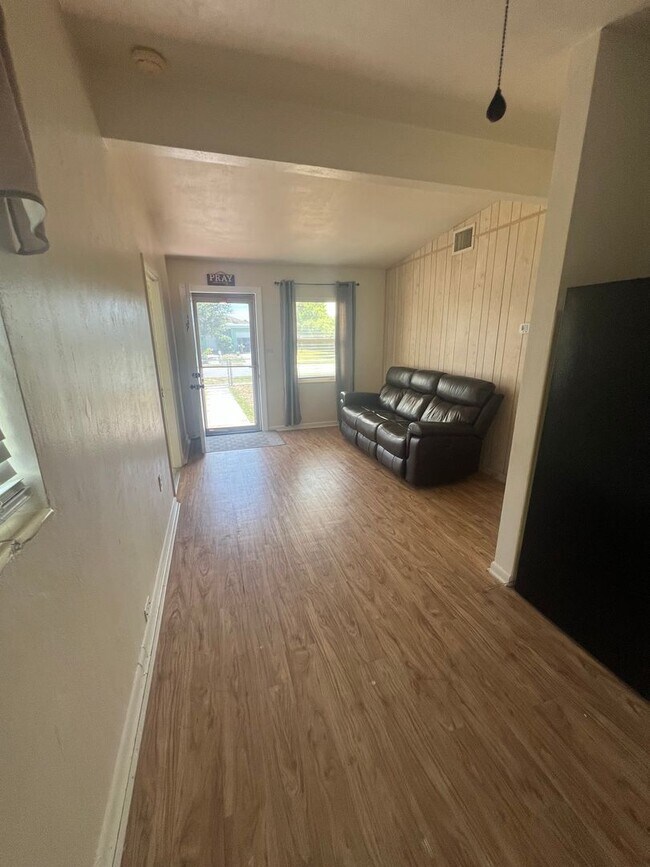 Foto del edificio - Port Charlotte 3/1 with fenced in yard and shed.