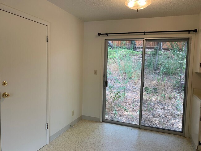 Foto del edificio - 3205-3205 Nielsen Rd