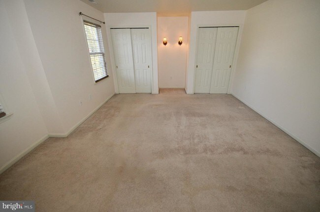 Building Photo - 136 Lakeshore Dr