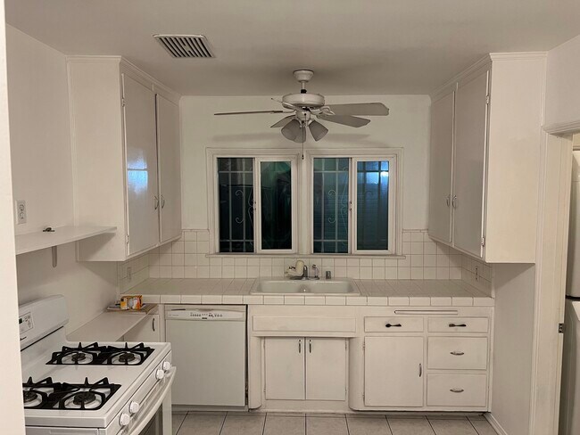 Kitchen - 1078 S Mansfield Ave