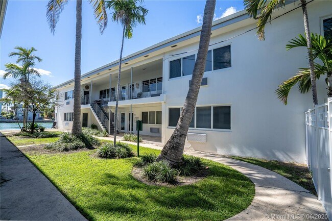 Foto del edificio - 8330 Byron Ave