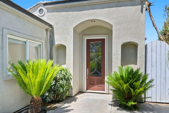 Foto del edificio - Beautiful Custom Built, Two-Story Home on ...