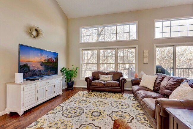 Building Photo - Lovely 5BR, 4BA Home on a Quiet, Tree-Line...